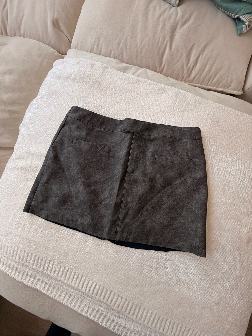 MINTA FAUX LEATHER SKIRT IN DISTRESSED GREY Medium